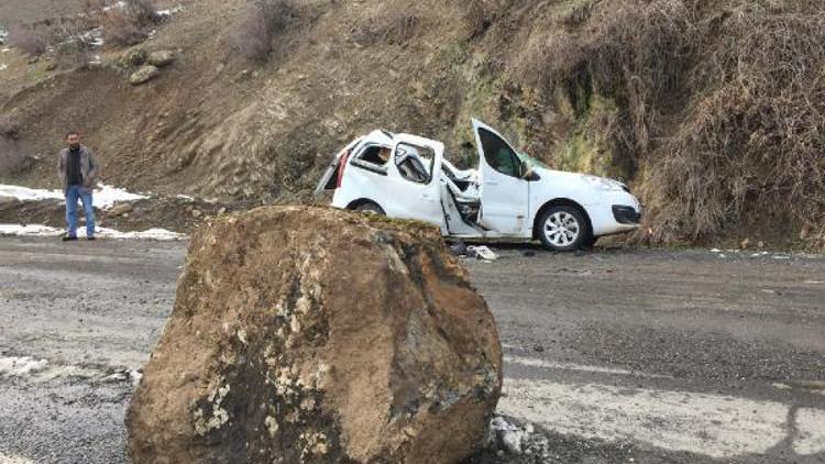 Dağdan kopan kaya parçası aracın üzerine düştü, sürücü yaralandı