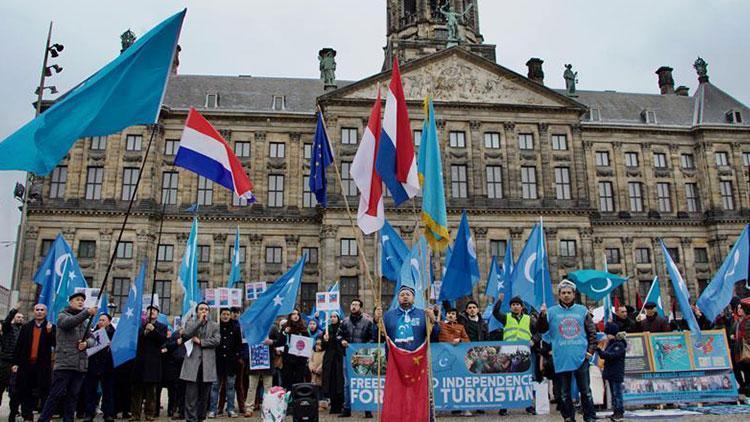 Hollandada Doğu Türkistan protestosu