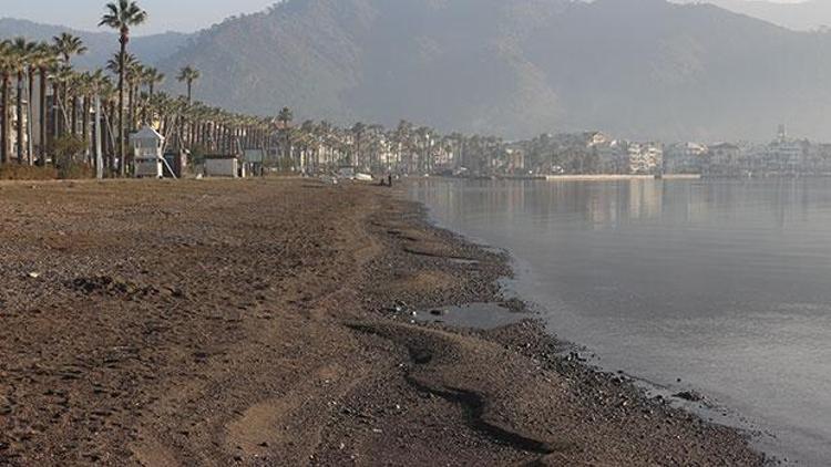 Marmariste deniz çekildi, vatandaşlar tedirgin oldu