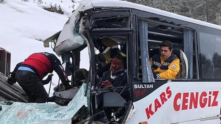 Karsta yolcu midibüsü ile TIR çarpıştı: 20 yaralı