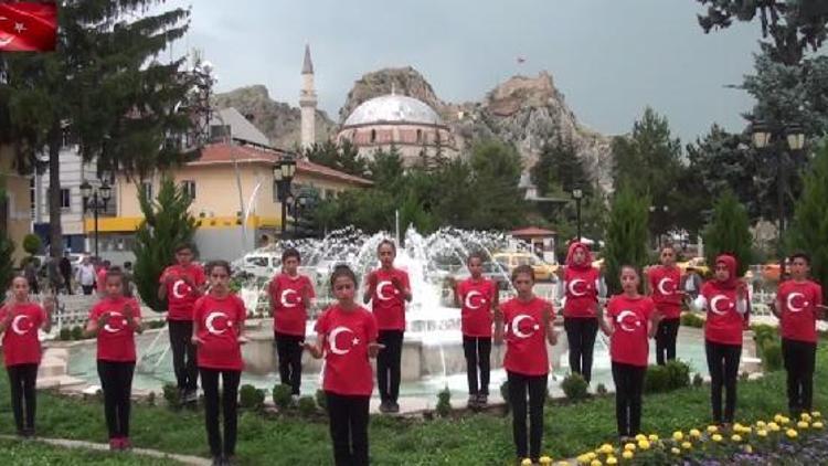 Köy okulu öğrencilerinden işaret diliyle İstiklal Marşı