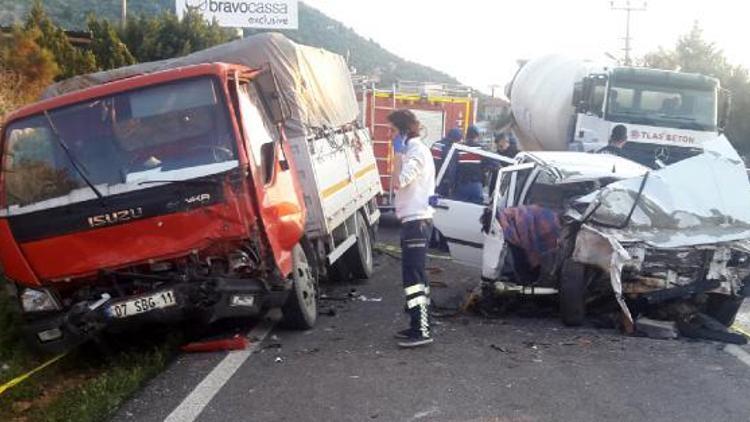 Otomobille kamyonet çarpıştı: 1 ölü, 2 yaralı