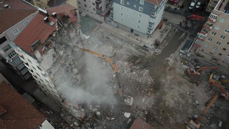 Kartalda yıkımı devam eden 10 katlı bina havadan fotoğraflandı