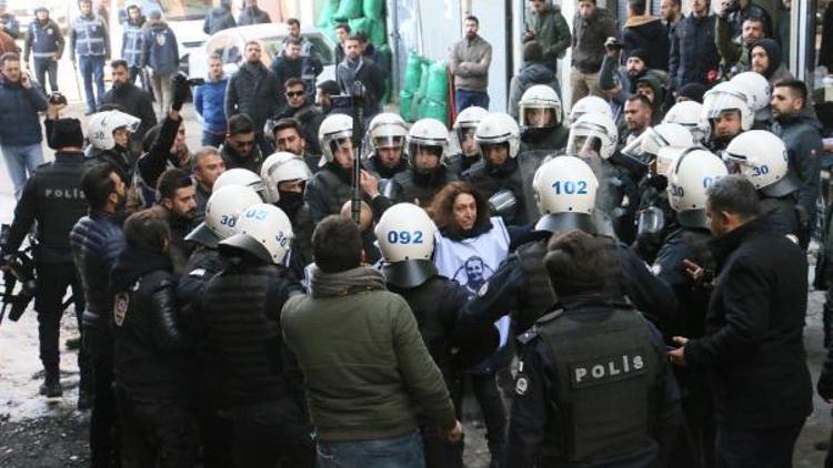 Hakkaride, Leyla Güvene destek eylemi yapanlara polis müdahalesi