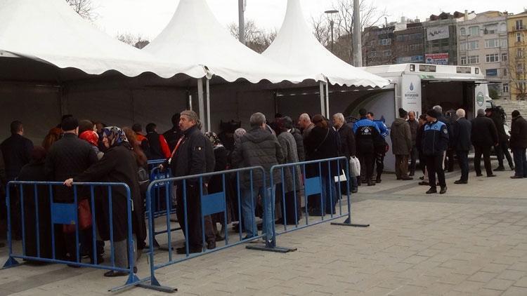 Taksim Meydanı’nda kurulan tanzim satış noktasına yoğun ilgi