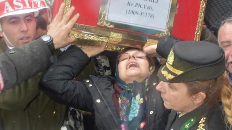 Şehit Pilot Yüzbaşı Özerli, İzmirde gözyaşlarıyla uğurlandı