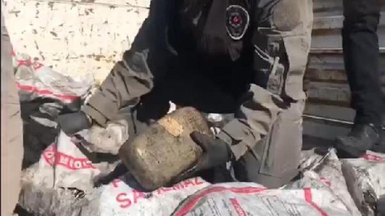 Kamyonetteki yardım kömürleri arasında 69 kilo esrar ele geçirildi
