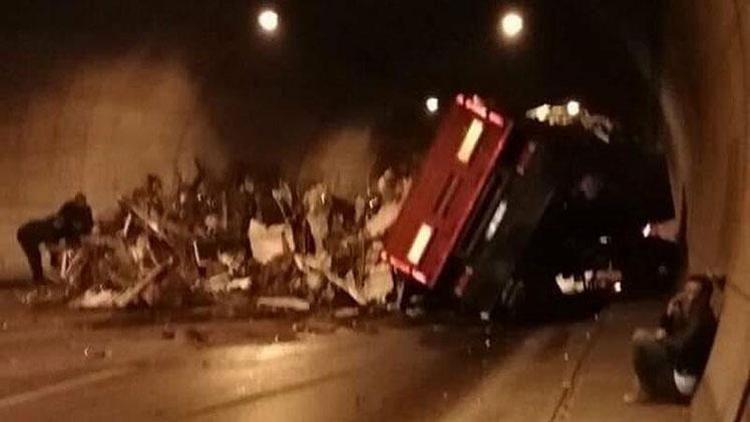 Selatin Tünelinde TIR devirildi; hurdalar yola saçıldı