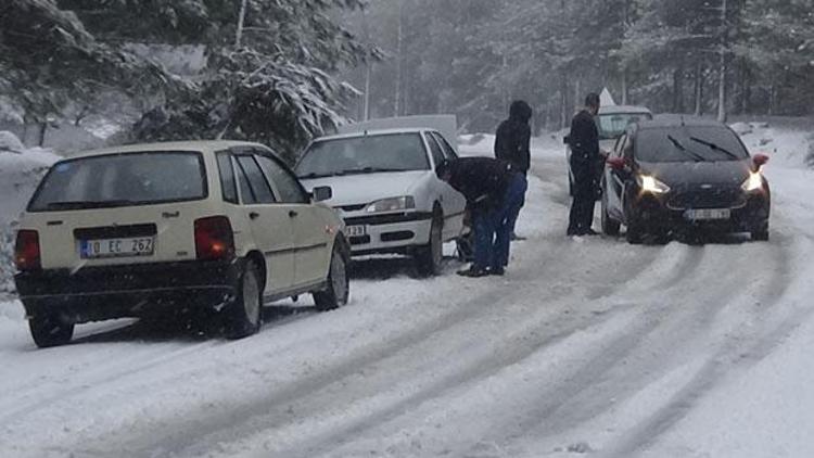 Kazdağları’nda kar yağışı nedeniyle araçlar ilerlemekte güçlük çekiyor