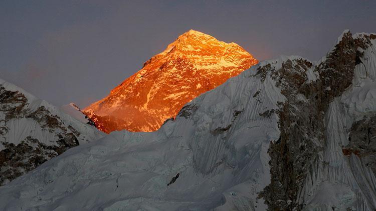 Çin, Everest Dağını kapattı