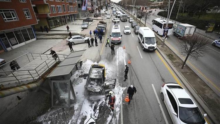 Ankarada otobüs durağına çarpan taksi yandı