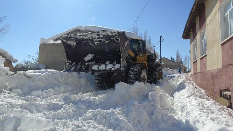 Başkalede kamyonlara yüklenen kar ilçe dışına çıkarılıyor