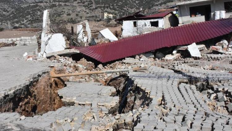 Bornovada heyelan nedeniyle 12 ev boşaltıldı