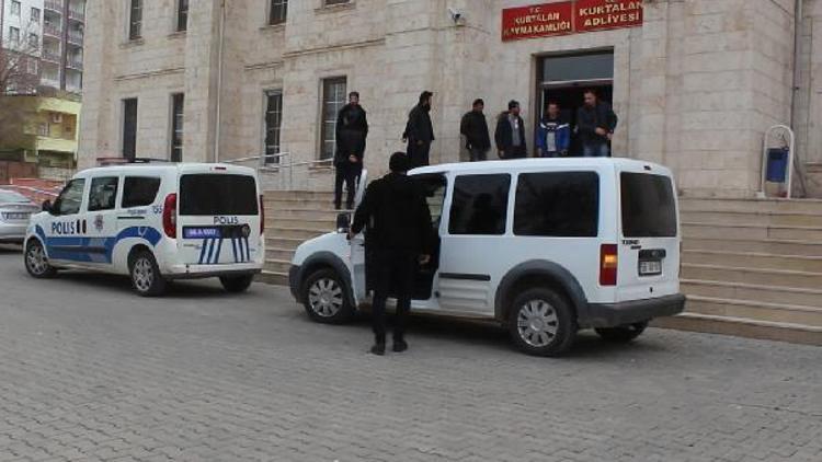 Annesine şiddet uygulayan babasını öldüren kız tutuklandı