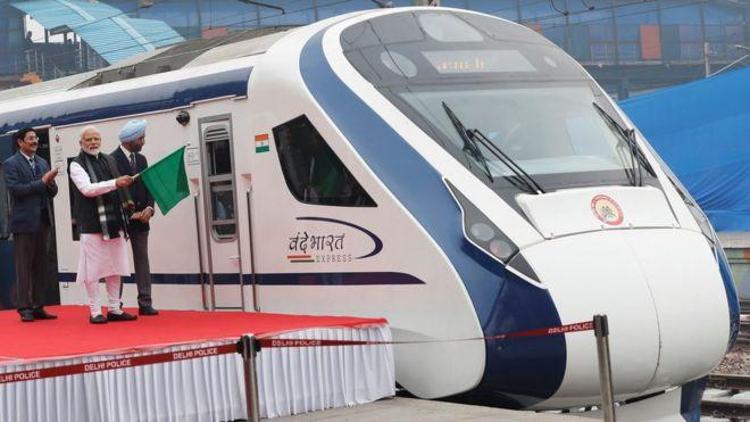 Hindistanın ilk hızlı treni ilk yolculuğunda bozuldu