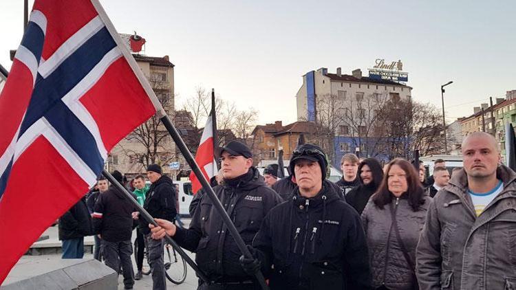 5 ülkenin aşırı sağcıları, siyahlar giyerek Nazi destekçisi genarali andı