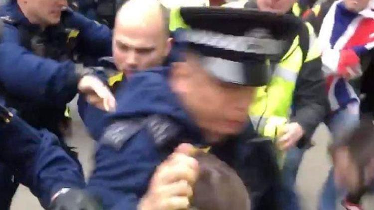 Londra’da polisinden Sarı Yeleklilere sert müdahale