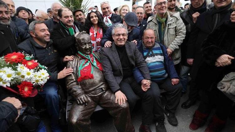 Karşıyakanın sembol taraftarı Bir Baba Hindi Mustafanın heykeli yapıldı