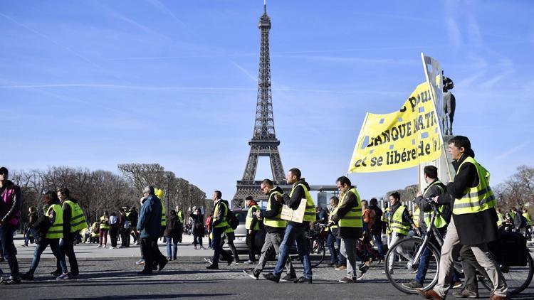 Fransada sarı yelekliler gösterilerin üçüncü ayında sokaklarda