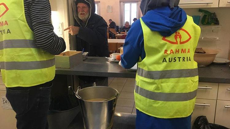 Avusturya’da Müslümanlardan evsizlere sıcak yemek