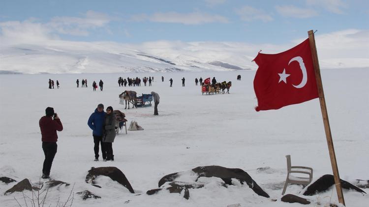 Yer yer 50 santimetreye ulaşıyor Turistler akın ediyor