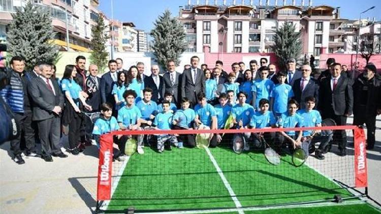Milli Eğitim Bakanı Selçuk gençlerle tenis oynadı