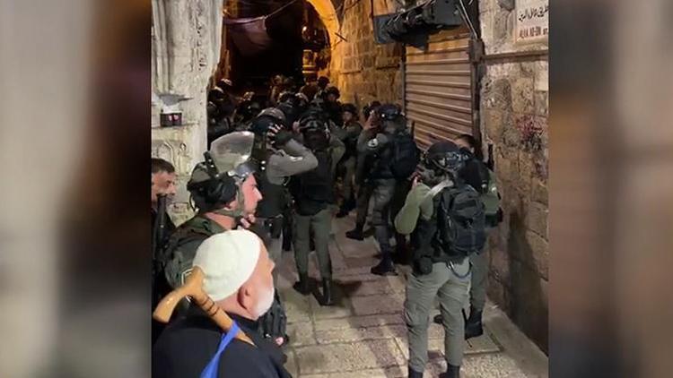 İsrail polisi Mescid-i Aksada nöbet tutan cemaate saldırdı