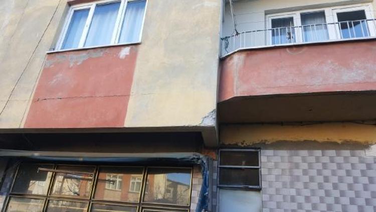 Trabzonda çatlaklar oluşan 4 katlı bina boşaltıldı