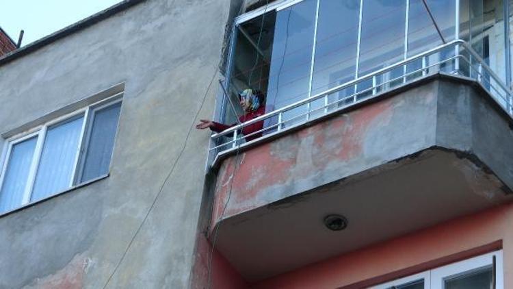 Trabzonda çatlaklar oluşan 4 katlı bina boşaltıldı Birimlere haber verildi