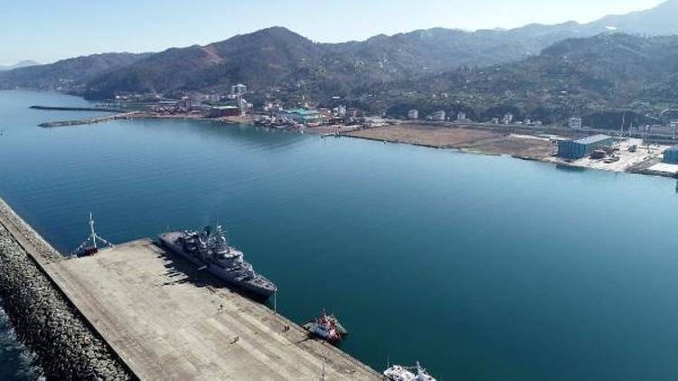 Trabzonda deniz üssü kurulacak alana ilk askeri gemi demirledi