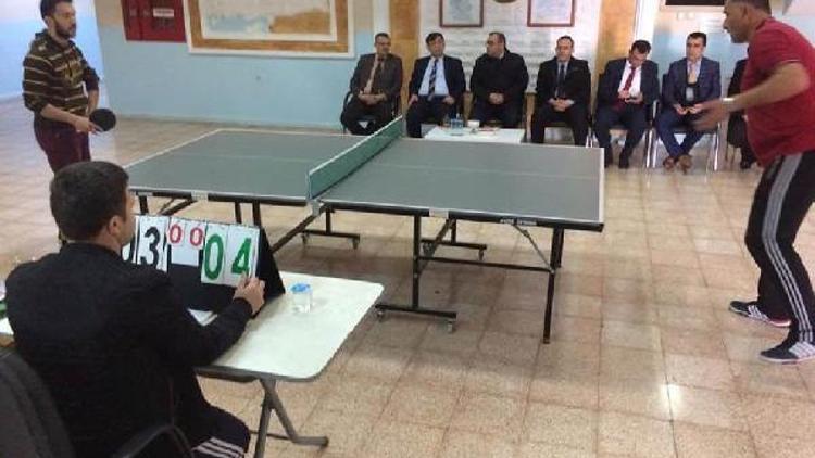 Türk ve Suriyeli öğretmenler masa tenisi turnuvasında yarıştı