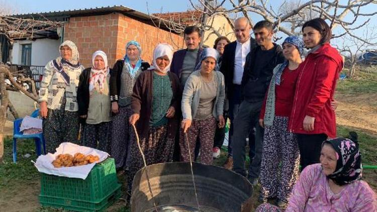 Köylü kadınlarla lokma kızarttı