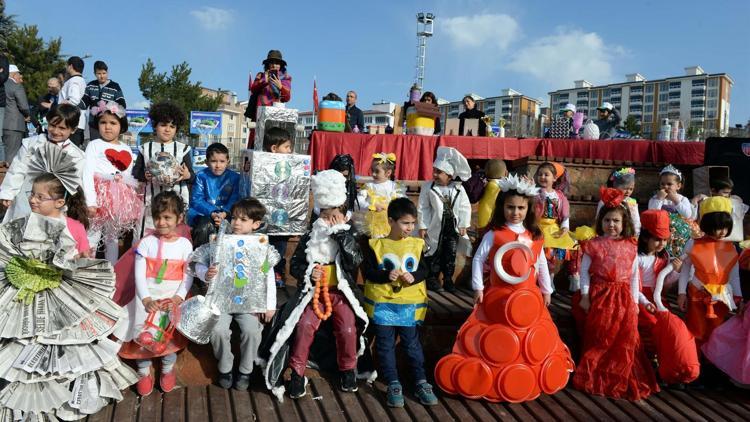 Atık malzemelerden giysi yaptılar