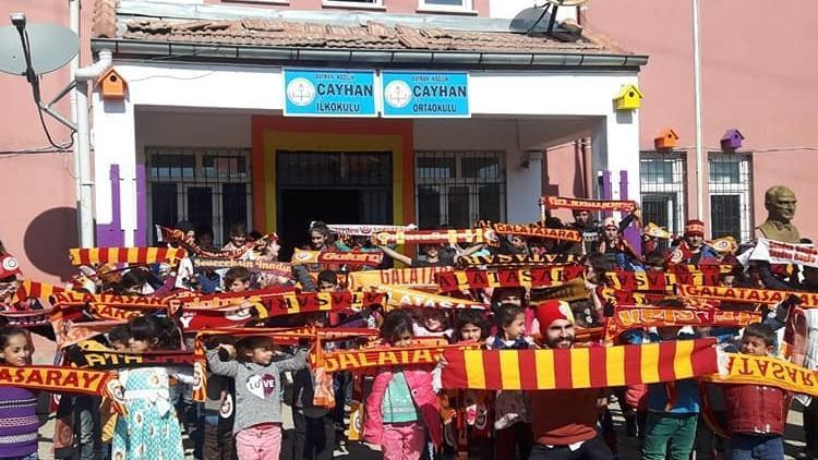 Galatasaraydan köy okuluna atkı, bere ve eldiven yardımı