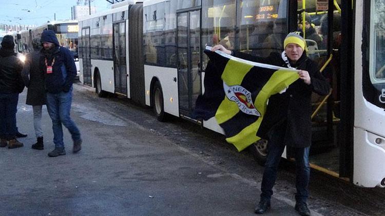 Fenerbahçeli taraftarlar polis eşliğinde stada gitti