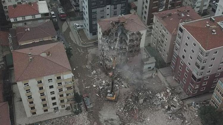 Kartalda Ünal Apartmanının yıkımına başlandı