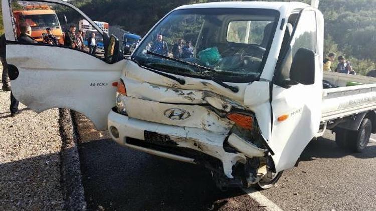 Datçada hafif ticari araçla kamyonet çarpıştı: 4 yaralı