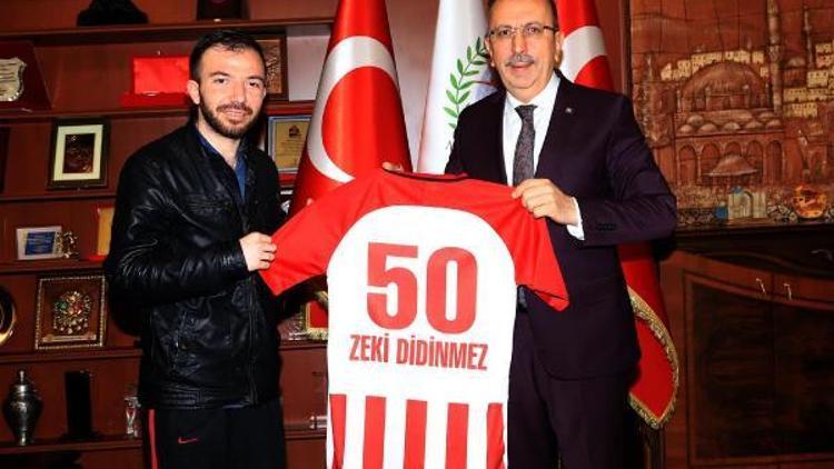 Başkan Seçen, Afrin Gazisine Nevşehir Belediyespor forması hediye etti