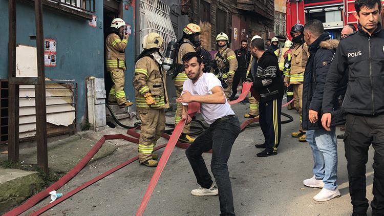 Beyoğlunda korkutan yangın İtfaiye araçları dar sokağa giremedi