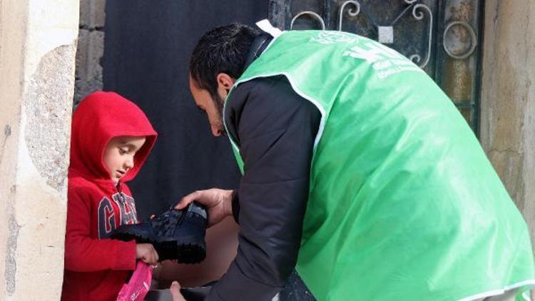 Suriye yetimlere bot ve yakacak yardımı