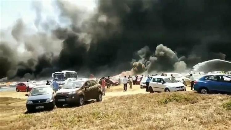 Gösteri alanındaki 300 araç yandı