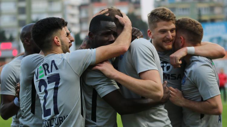 Adana Demirspor evinde 3ledi