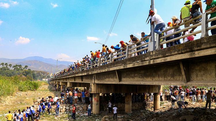 Venezuelada Simon Bolivar Köprüsünde arbede
