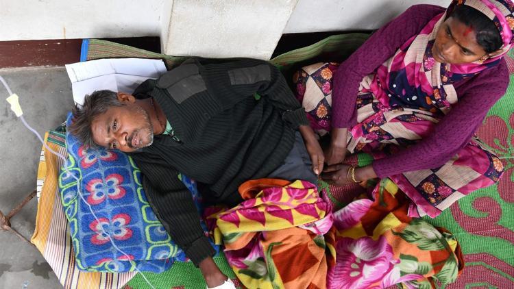 Hindistanda kaçak alkolden en az 150 kişi hayatını kaybetti