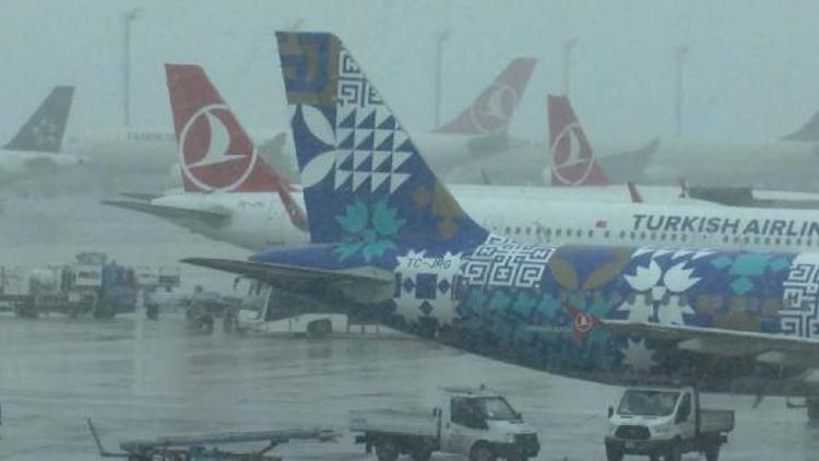 Atatürk Havalimanı’nda kar yağışı nedeniyle 66 sefer iptal edildi