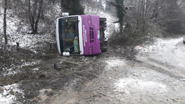 Sapancada halk otobüsü devrildi: 2 yaralı