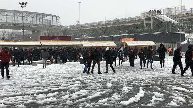 Soğuk hava Galatasaray taraftarını durdurmadı