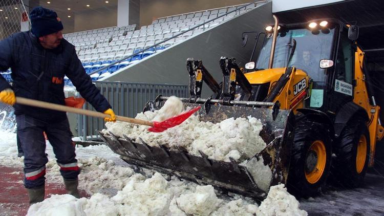Başakşehir-Bursaspor maçı öncesi temizleme çalışmaları sürüyor