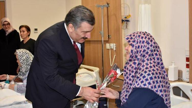 Sağlık Bakanı Koca hastaları ziyaret etti