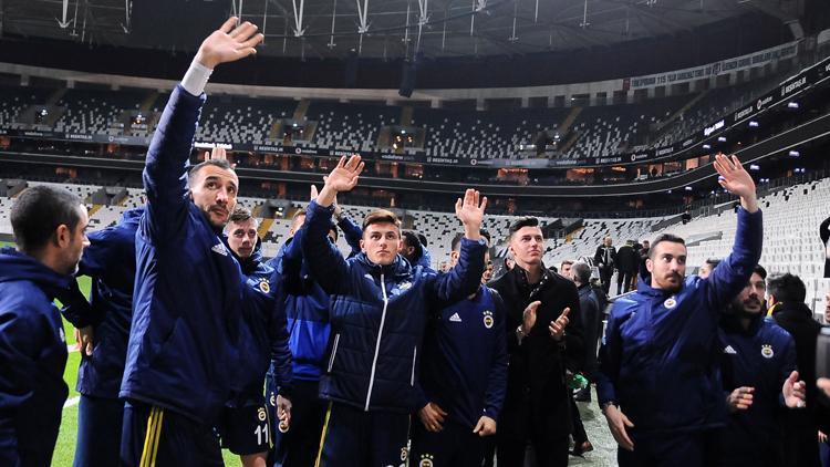 Fenerbahçeli futbolcular tribünleri selamladı
